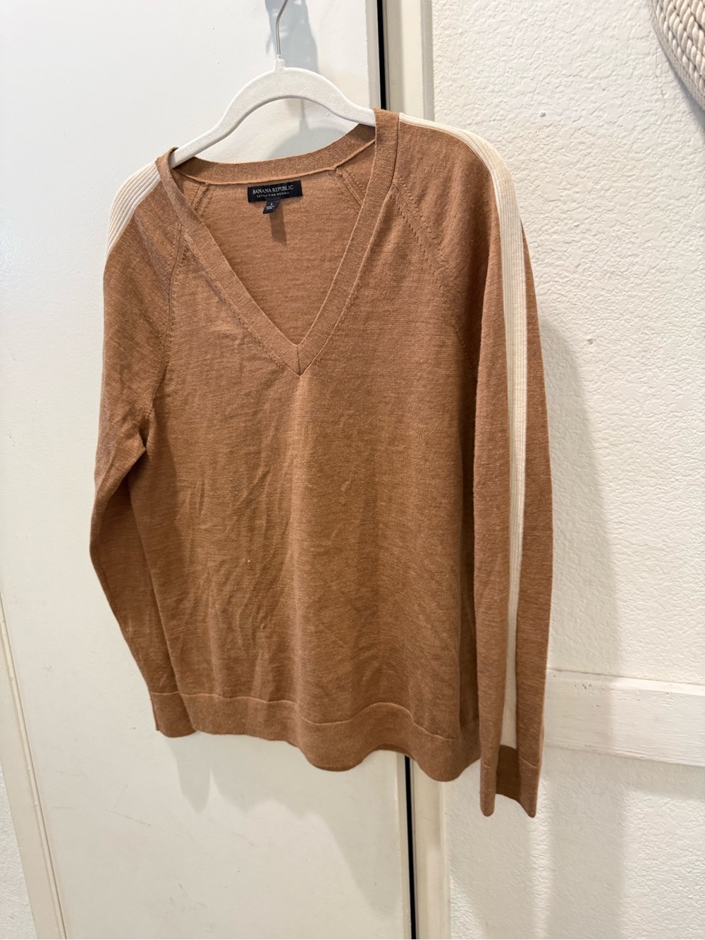 Banana Republic Brown V-Neck merino wool Sweater w/ Cream Shoulder Stripe large